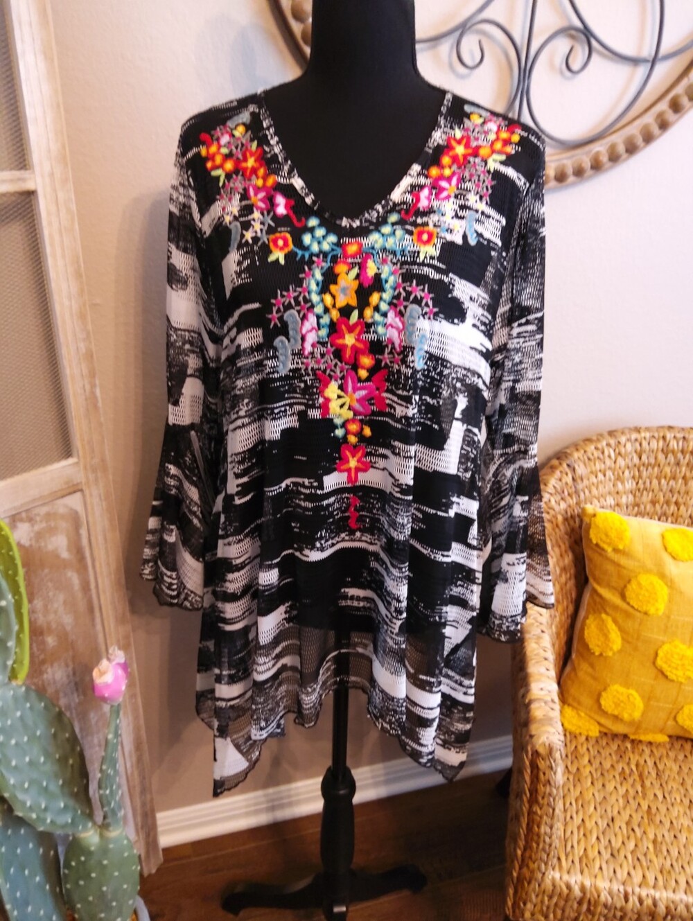 Dor Dor Black & White Embroidered V-Neck Tunic Top